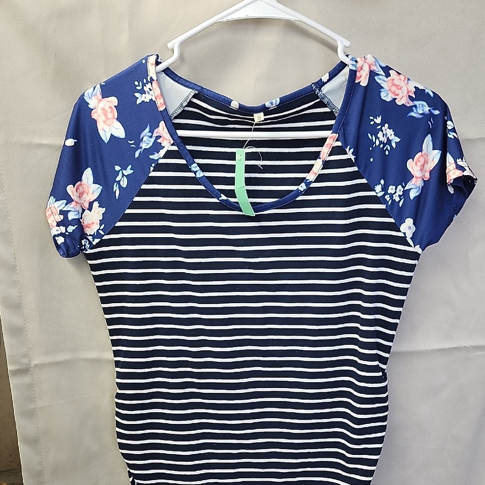 Womens Stretchy Runched Sides Tee Shirt. Size S